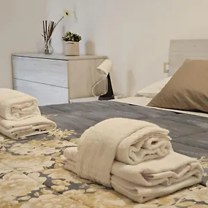 https://be-your-home-stendardis-house.it-romehotels.com